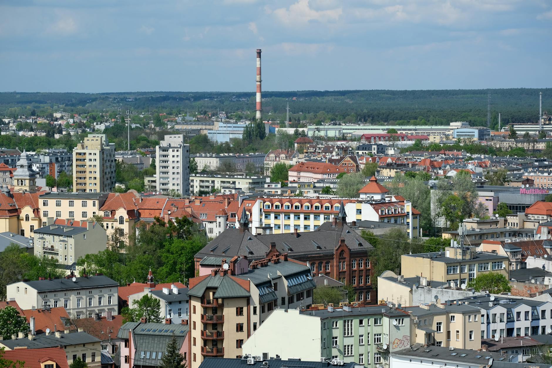Widok na zabytkową architekturę przemysłową Żyrardowa podczas majowego weekendu.