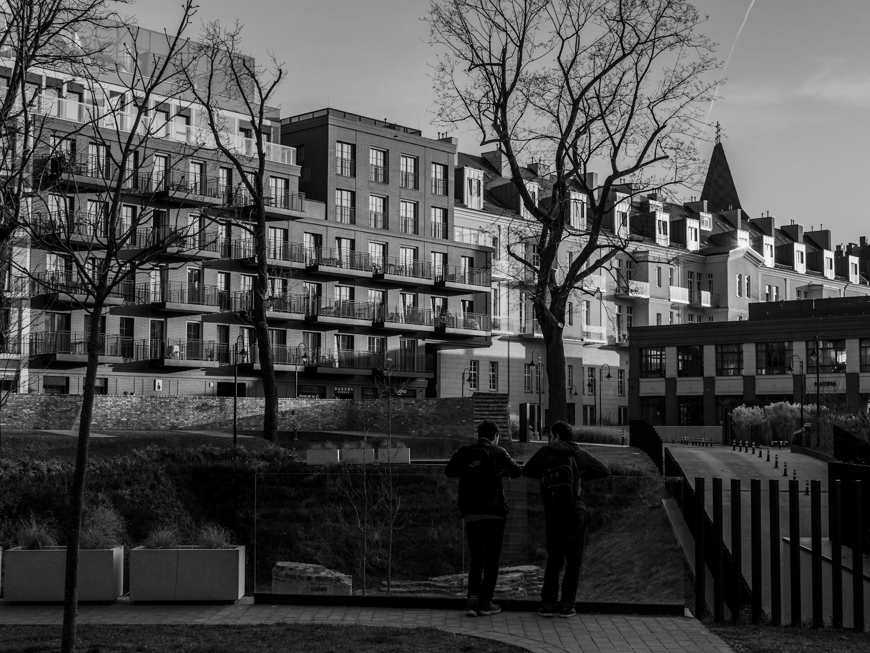 Malowniczy widok na zabytkową architekturę przemysłową Żyrardowa.